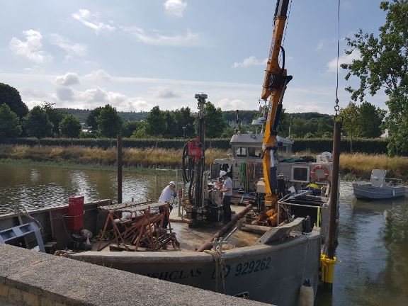 Sondage sur barge en rivière