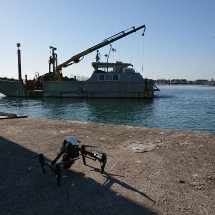 Drone au-dessus de la barge de sondage à Lorient